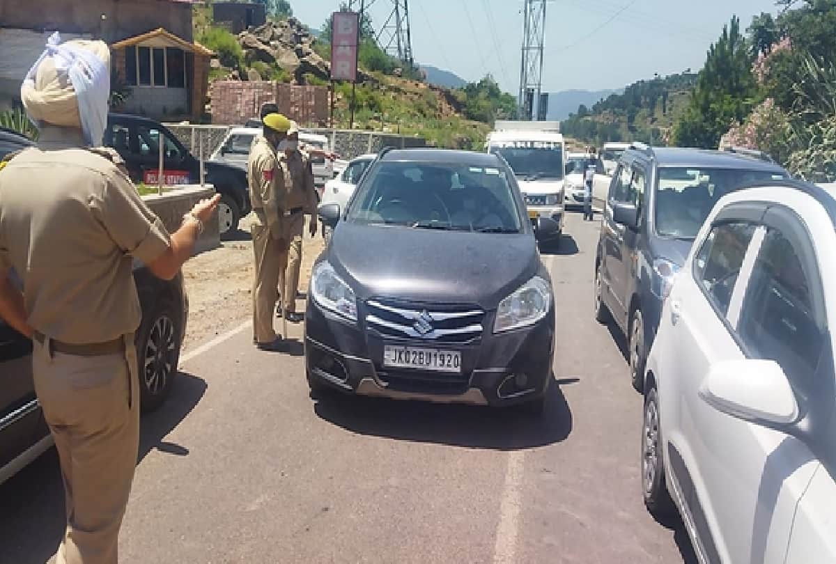 J&K: Tourist places buzzing with tourists on weekends, bookings in hotels full, people forced to spend the night in vehicles