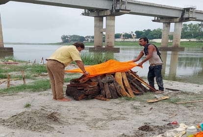 23 dead bodies came out again from the sand of the Ganges, The pyres kept burning all day long