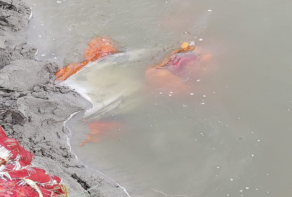 Prayagraj: Another dead body buried in the sand came out due to erosion in the Ganges