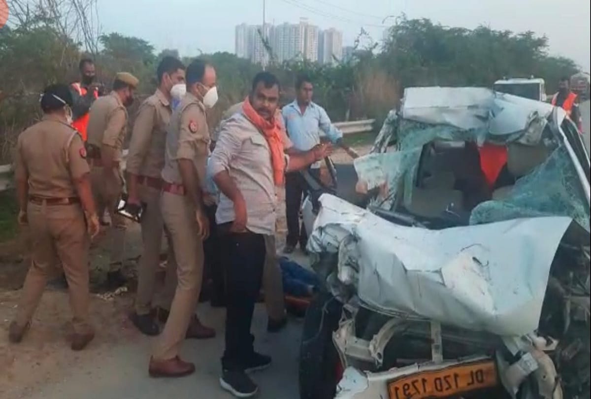 road accident on yamuna expressway car collided with dumper