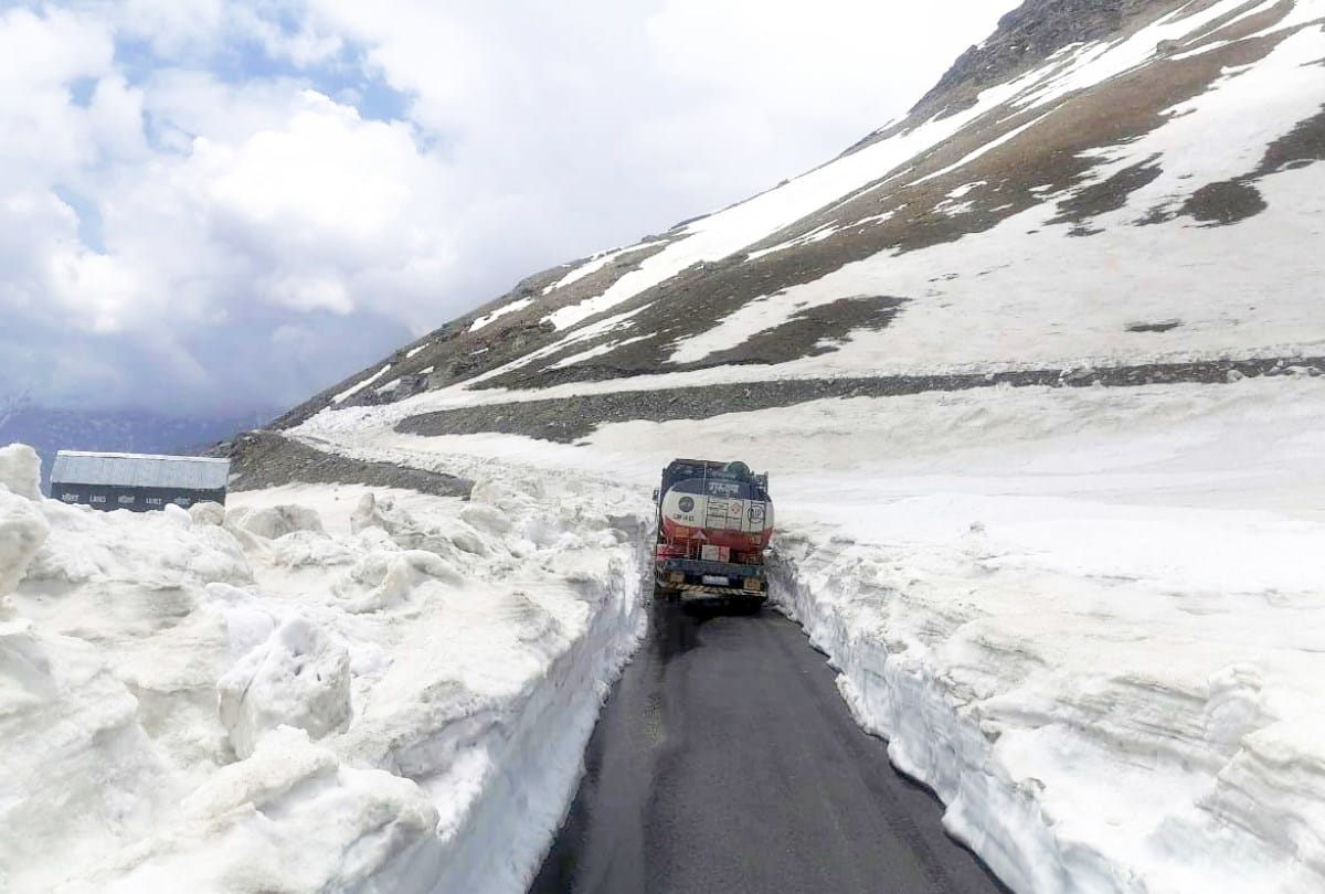 Rohtang Pass Open for tourists 1400 vehicles permit to go by registration