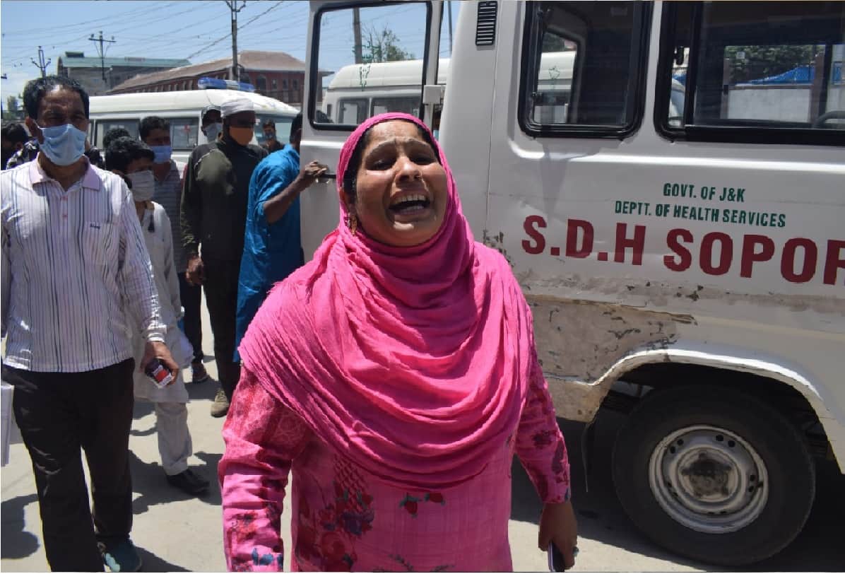 DGP J&K Dilbag Singh IGP Kashmir visits Hospital enquired about injured jawans in Sopore terror attack
