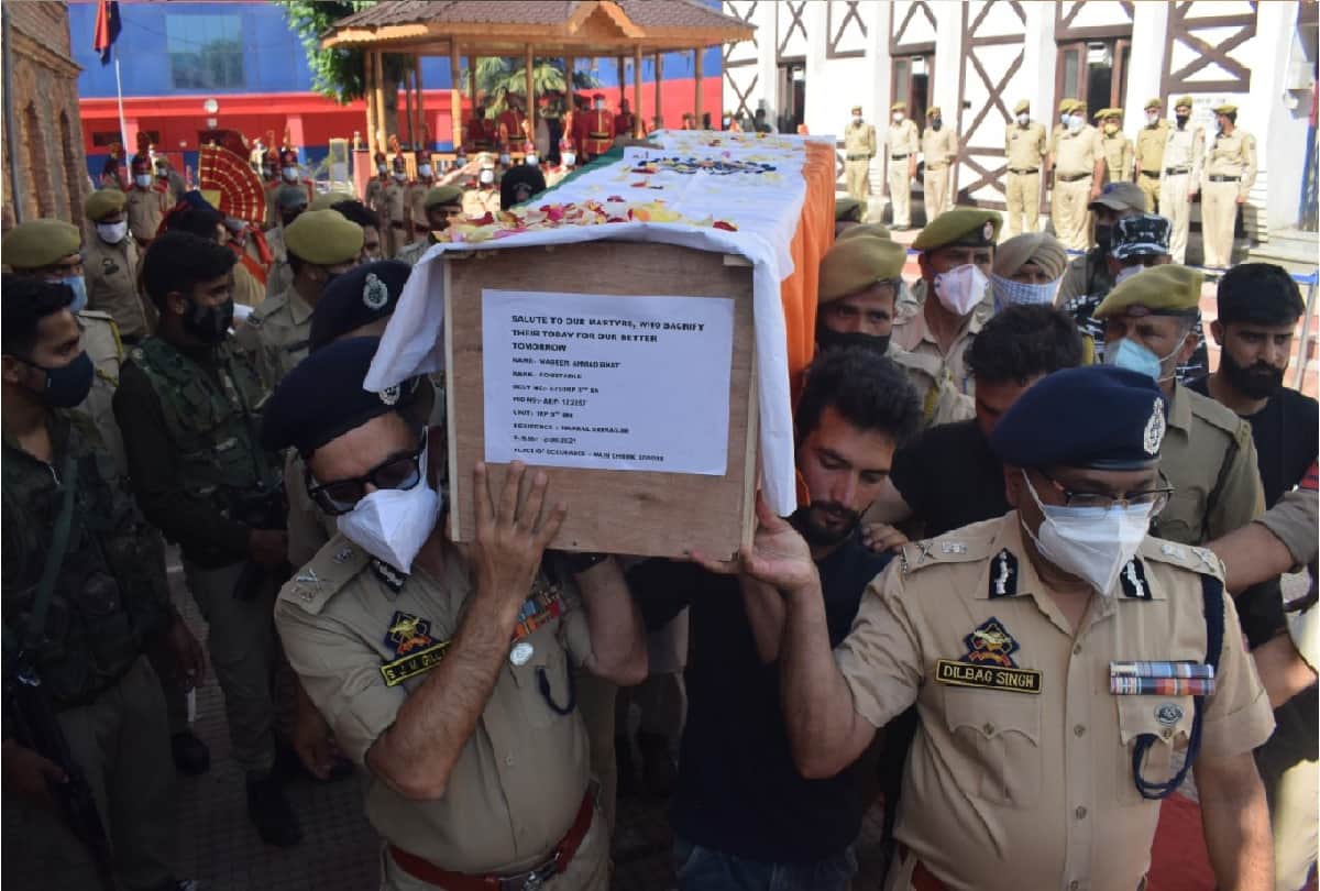 DGP J&K Dilbag Singh IGP Kashmir visits Hospital enquired about injured jawans in Sopore terror attack