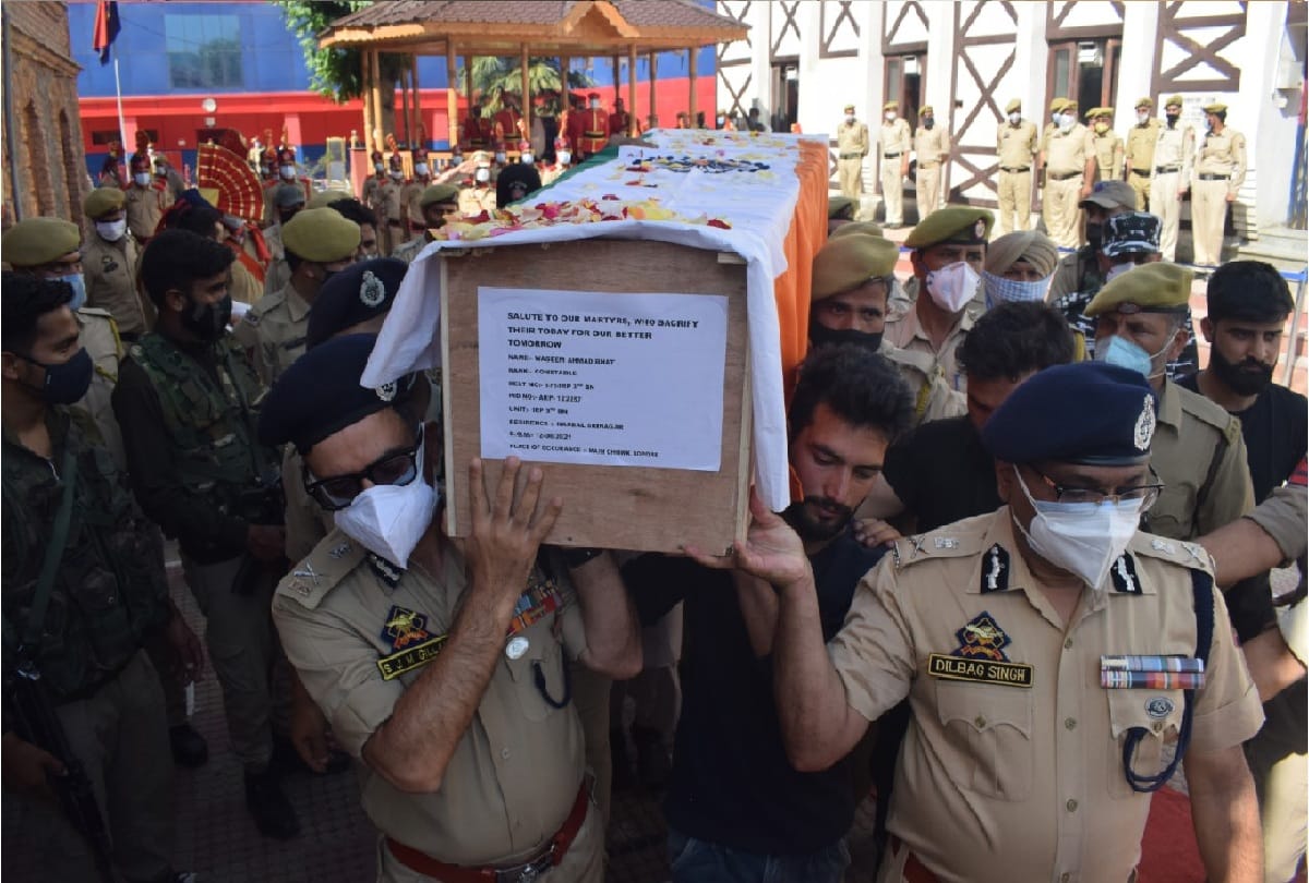 DGP J&K Dilbag Singh IGP Kashmir visits Hospital enquired about injured jawans in Sopore terror attack