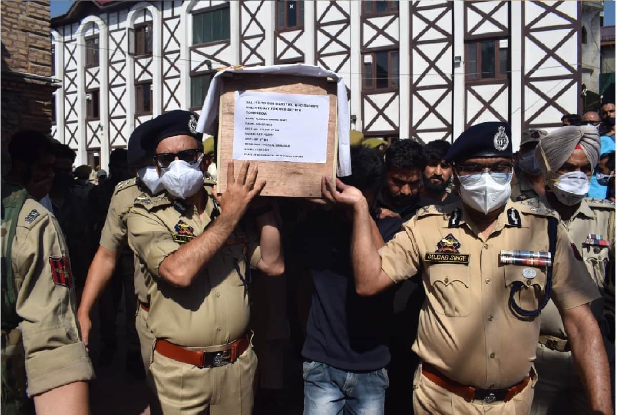 DGP J&K Dilbag Singh IGP Kashmir visits Hospital enquired about injured jawans in Sopore terror attack