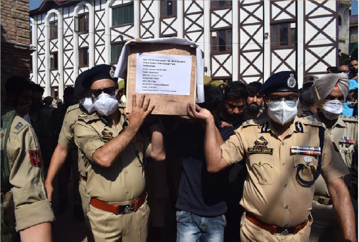 DGP J&K Dilbag Singh IGP Kashmir visits Hospital enquired about injured jawans in Sopore terror attack
