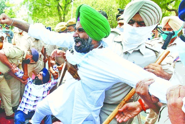 Aam Aadmi Party protest in Chandigarh on the issue of Post Matric Scholarship