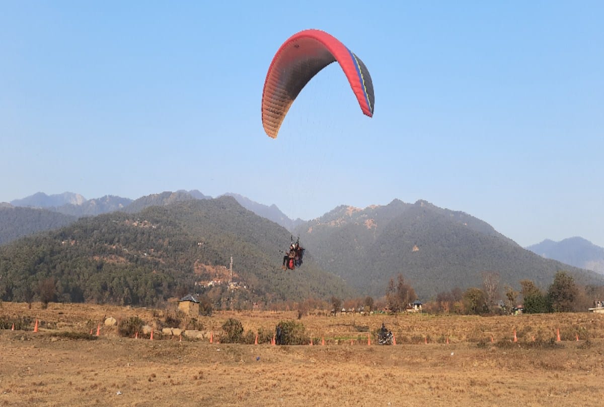 Adventure activities: Ban on paragliding lifted, 12 pilots took off in Beed billing