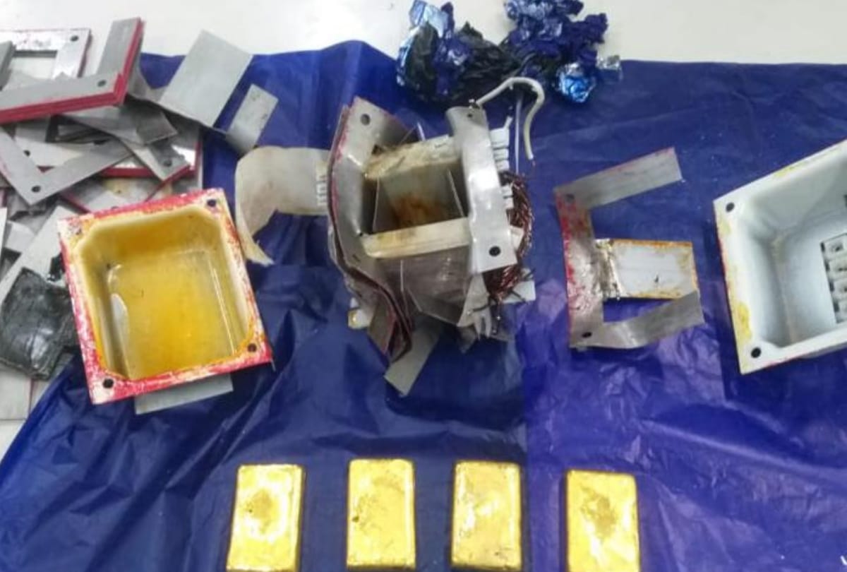 A passenger get caught with 1.17 crore rupees gold on airport.