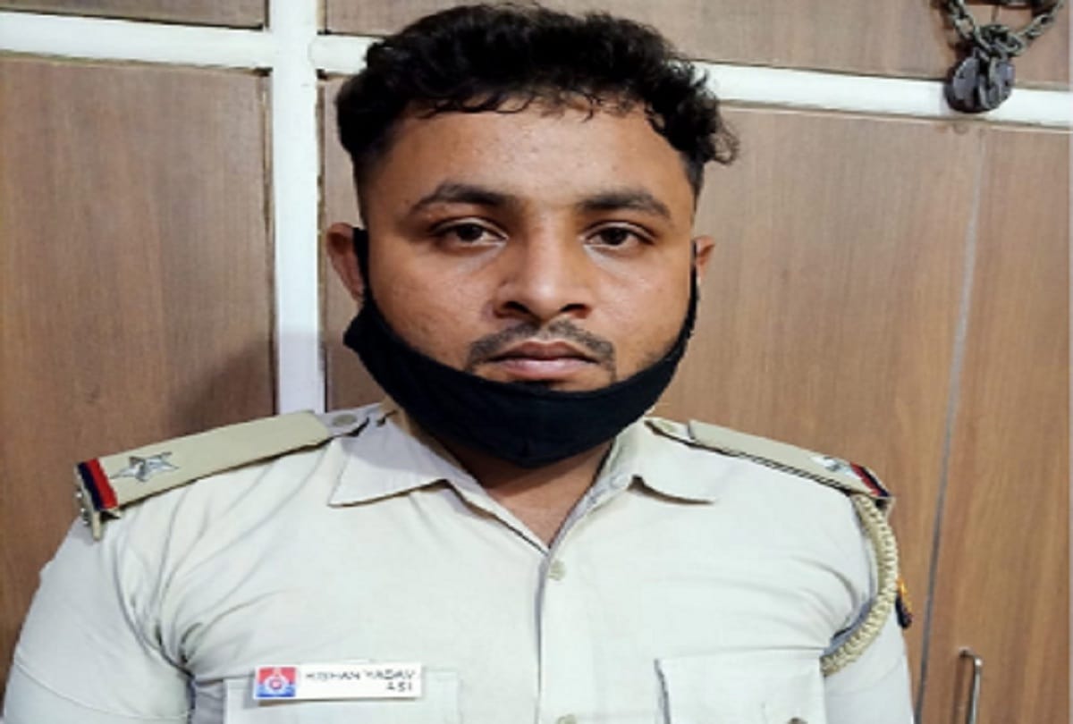 Fake policeman caught at Old Delhi railway station