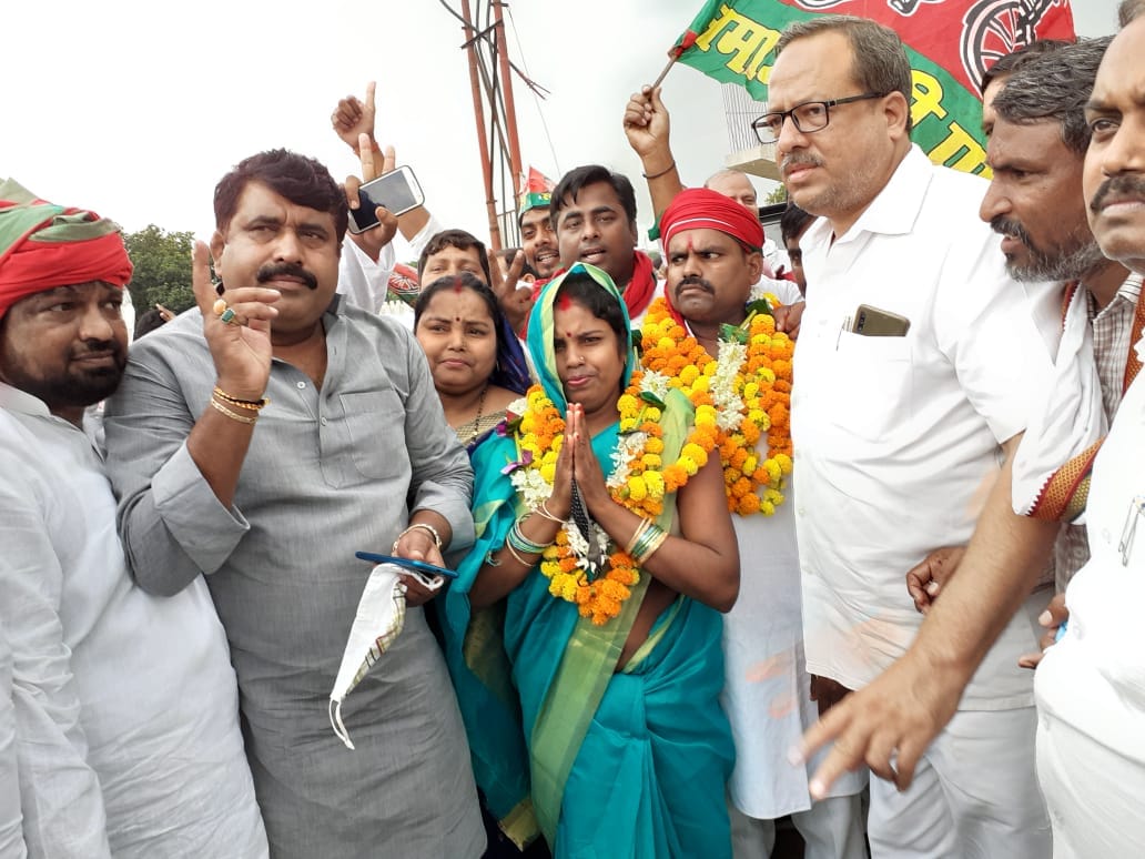 Panchayat By Elections Result   samajwadi party supported  Candidate Won Vacant Seat Of Panchayat Member in varanasi