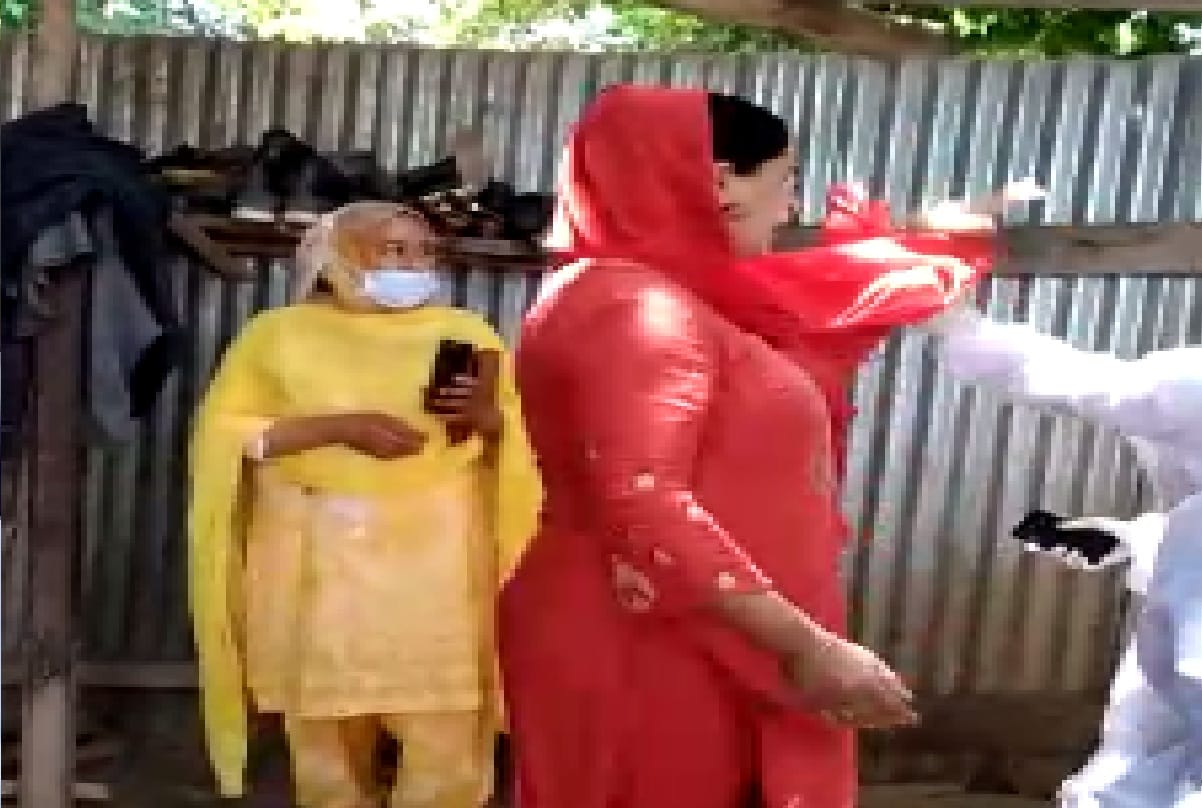 lady did not allow health team to vaccinate her husband in kreeri area of Baramulla jammu kashmir