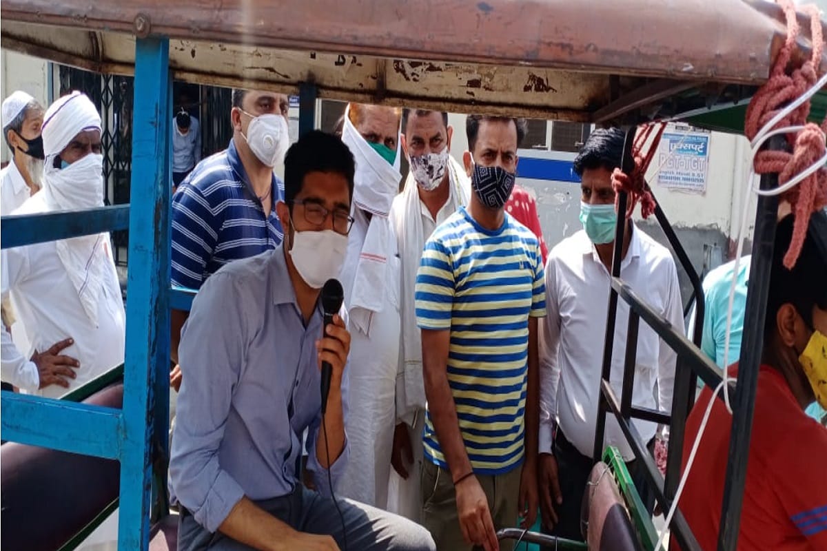 SDM and Joint Magistrate made people aware about vaccination by sitting in e-rickshaw in Saharanpur