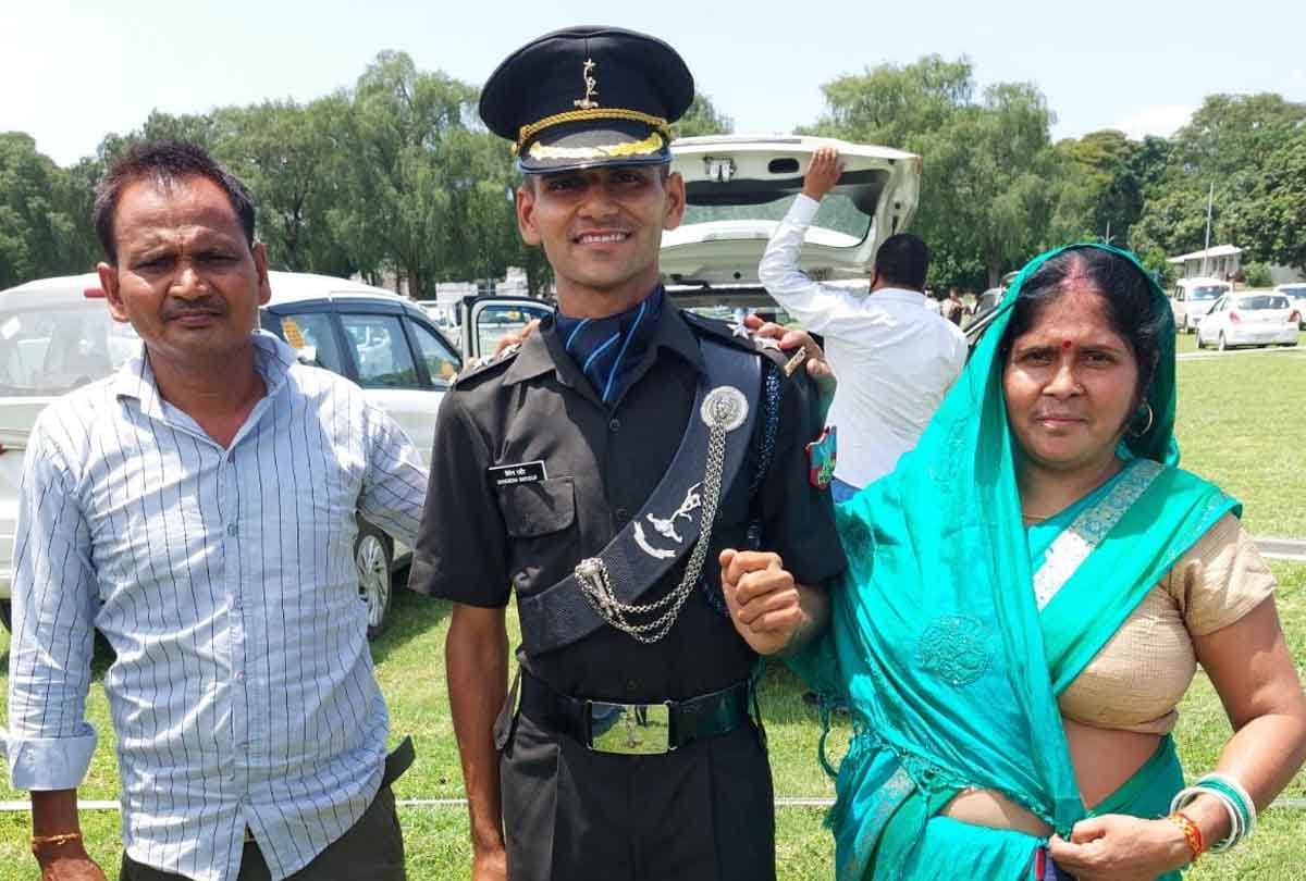 Farrukhabad: Two youths of the district became officer in the army, parents were happy to see them in uniform