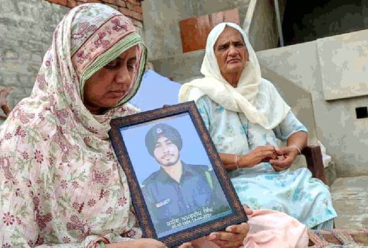 Cancer victim mother of martyr soldier wandering for treatment in Punjab