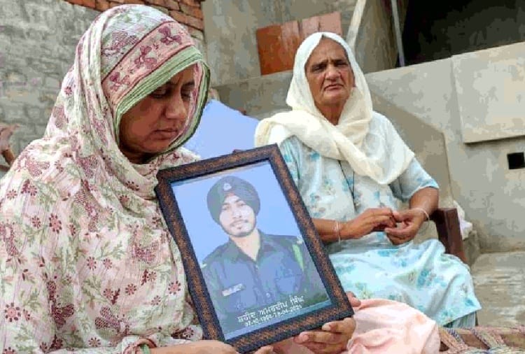 Cancer victim mother of martyr soldier wandering for treatment in Punjab