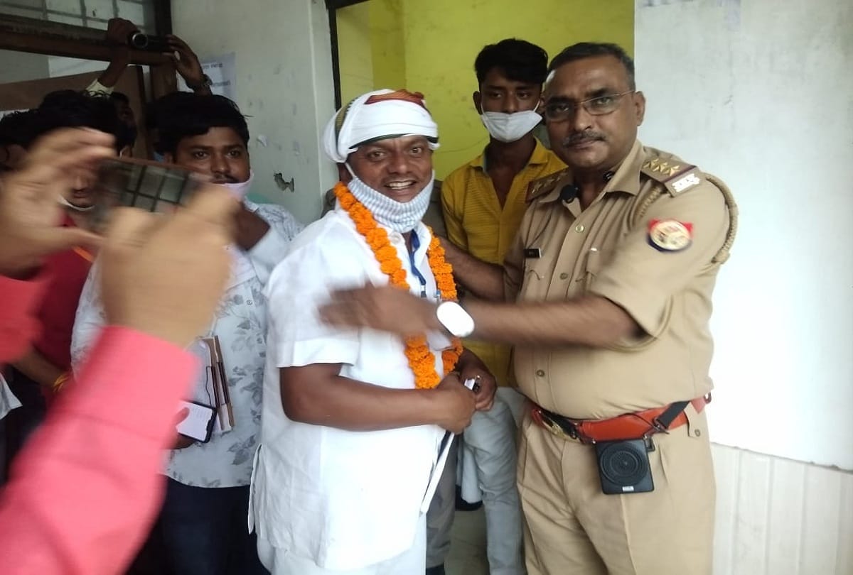 Sultanpur: The newly elected head was garlanded by the SO, the chief took blessings by touching his feet.