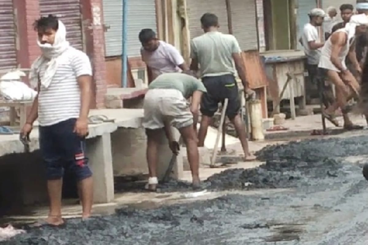No shoes and gloves, yet workers engaged in cleaning drains in Baghpat, careless officers