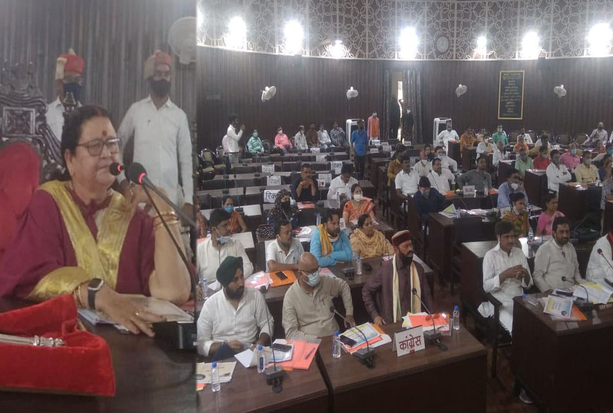 corporator said officials creating atmosphere for samajwadi party