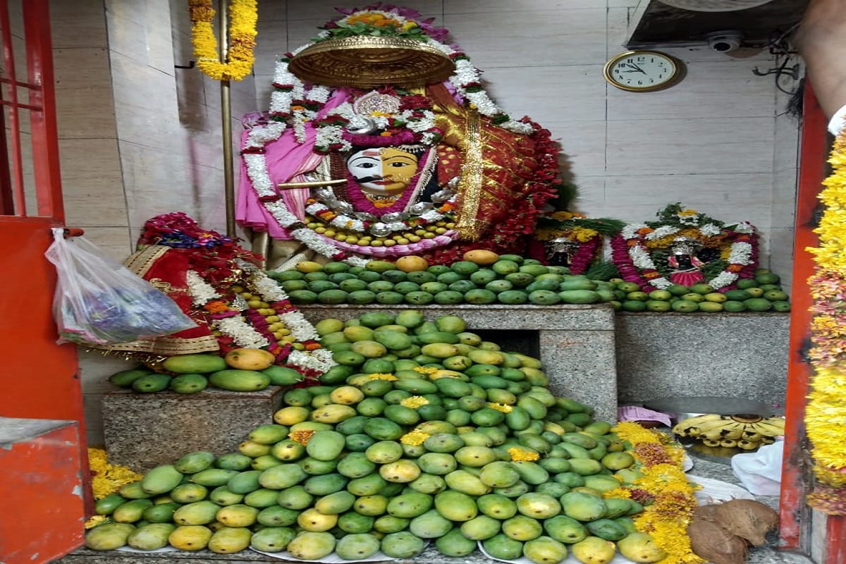 Baba Kal Bhairav, Kashi ke Kotwal took the form of Ardhanarishwar, offering 108 kg of mangoes