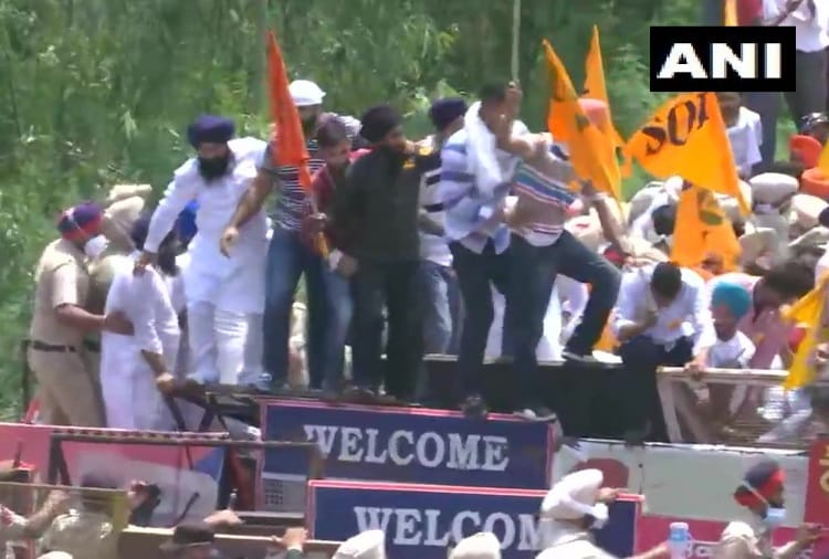 Corona Norms are violated in Akali dal Protest at Siswan of Punjab