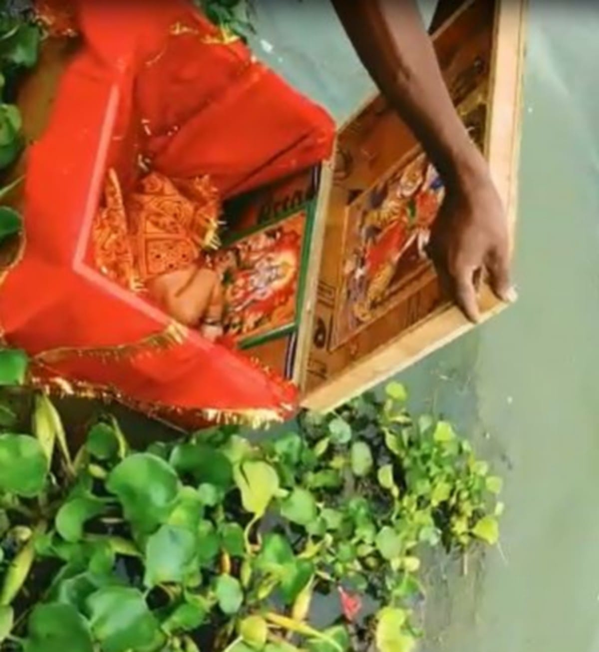 Girl found in a floating box in Ganga people rescued in ghazipur