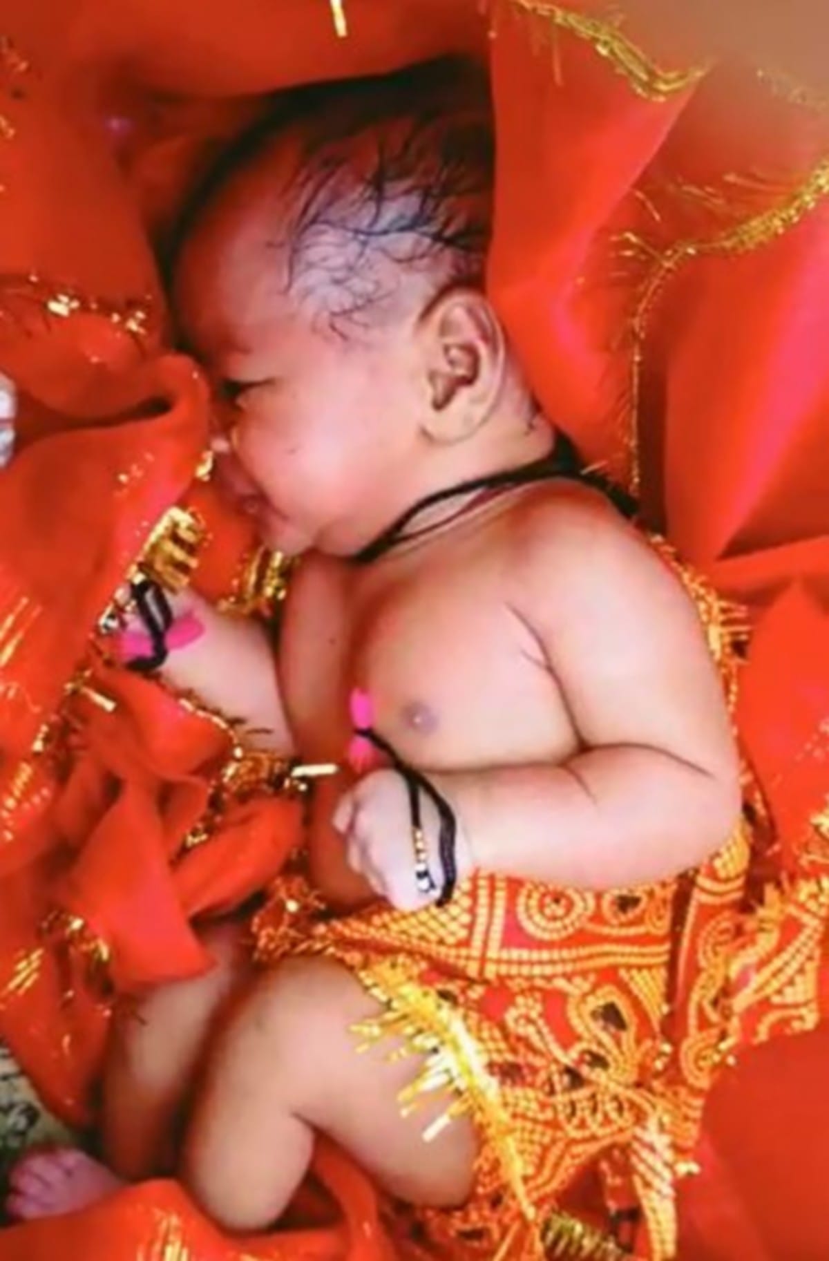 Girl found in a floating box in Ganga people rescued in ghazipur