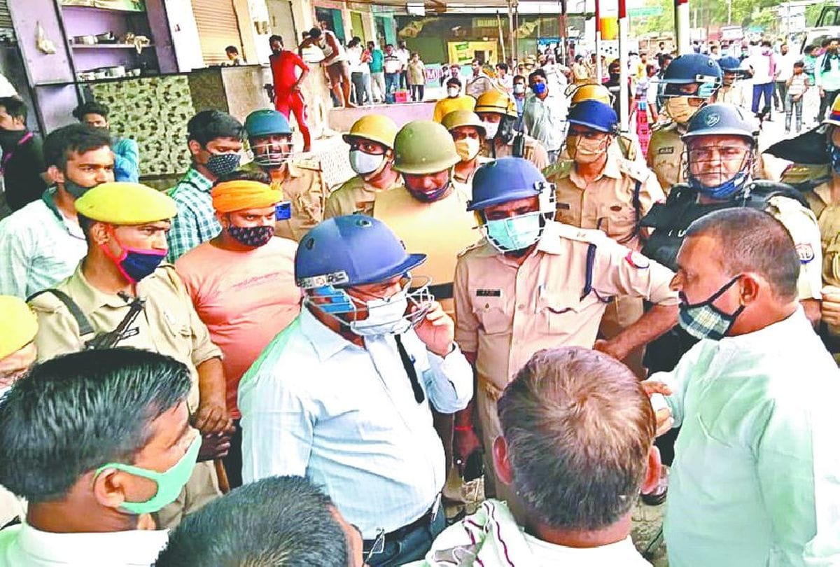 Police File Fir Against Samajwadi Party Leader Jugendra Singh And Ex Mla Rameshwar Yadav