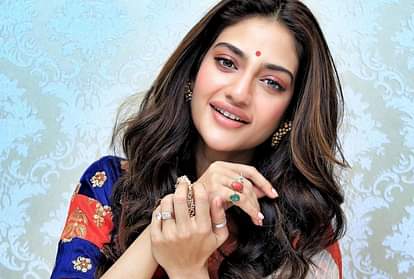 Nusrat Jahan is enjoying with Yash Dasgupta user said  be a little ashamed