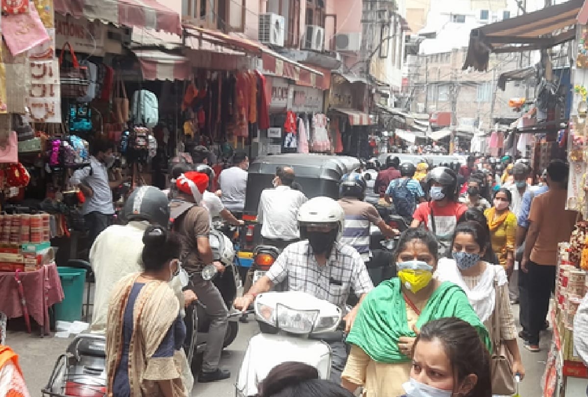 Jammu and Kashmir: People arriving in large numbers in banks, constantly flouting corona rules