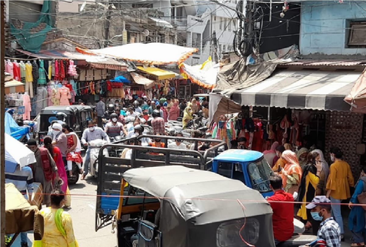 Jammu and Kashmir: People arriving in large numbers in banks, constantly flouting corona rules