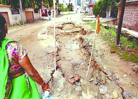 The swamp in the street due to mudslide, the passersby upset