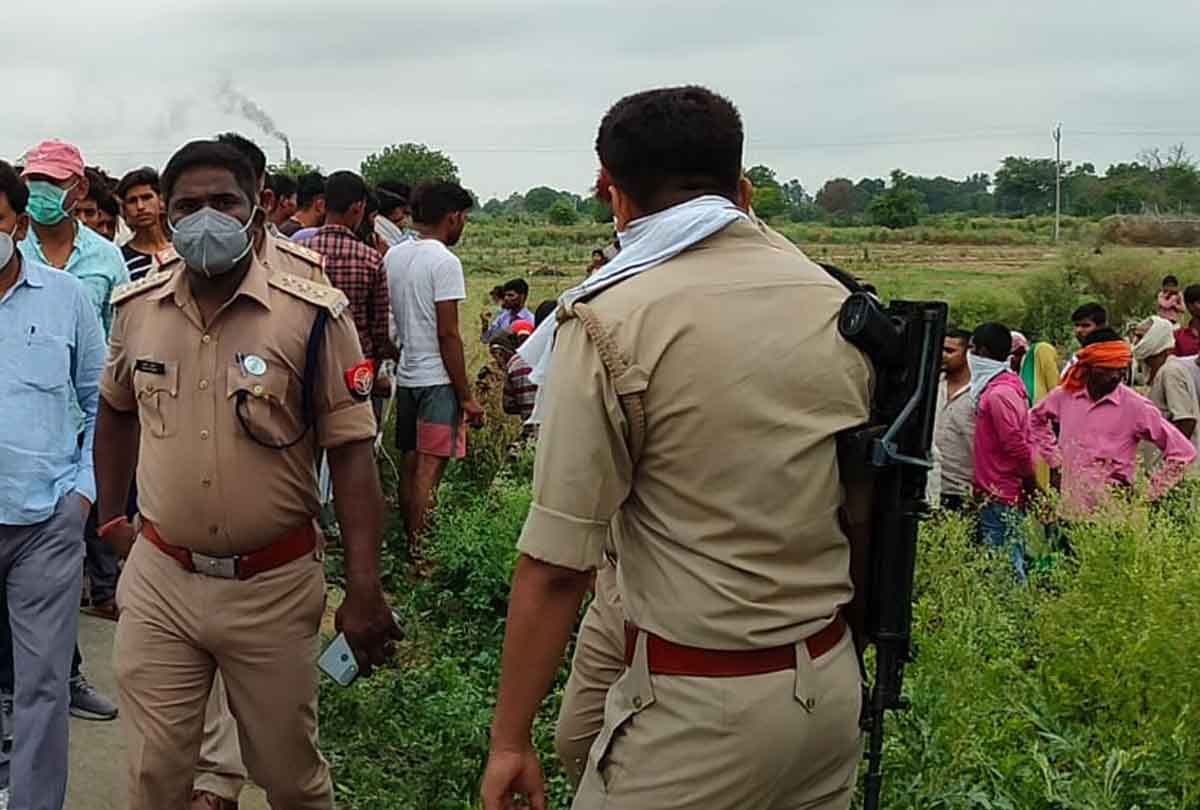 After killing dead body was thrown in the field, doubt murder in illegal relationship
