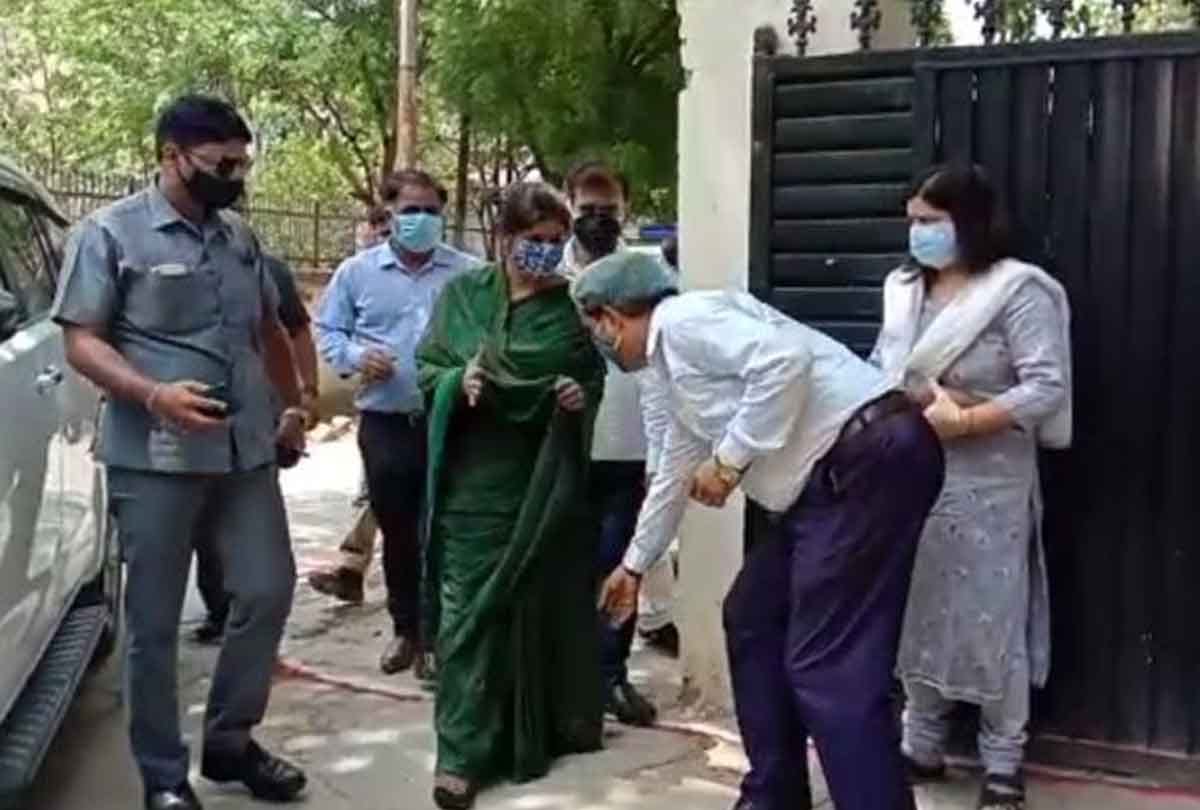 Kanpur:  Minister Swati Singh reached State Children's Home, officer  touched her foot on the gate
