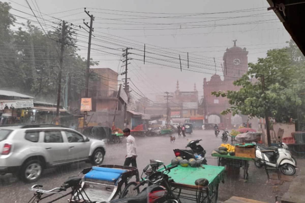 weather update: Rain with strong winds in western UP, city roads flooded
