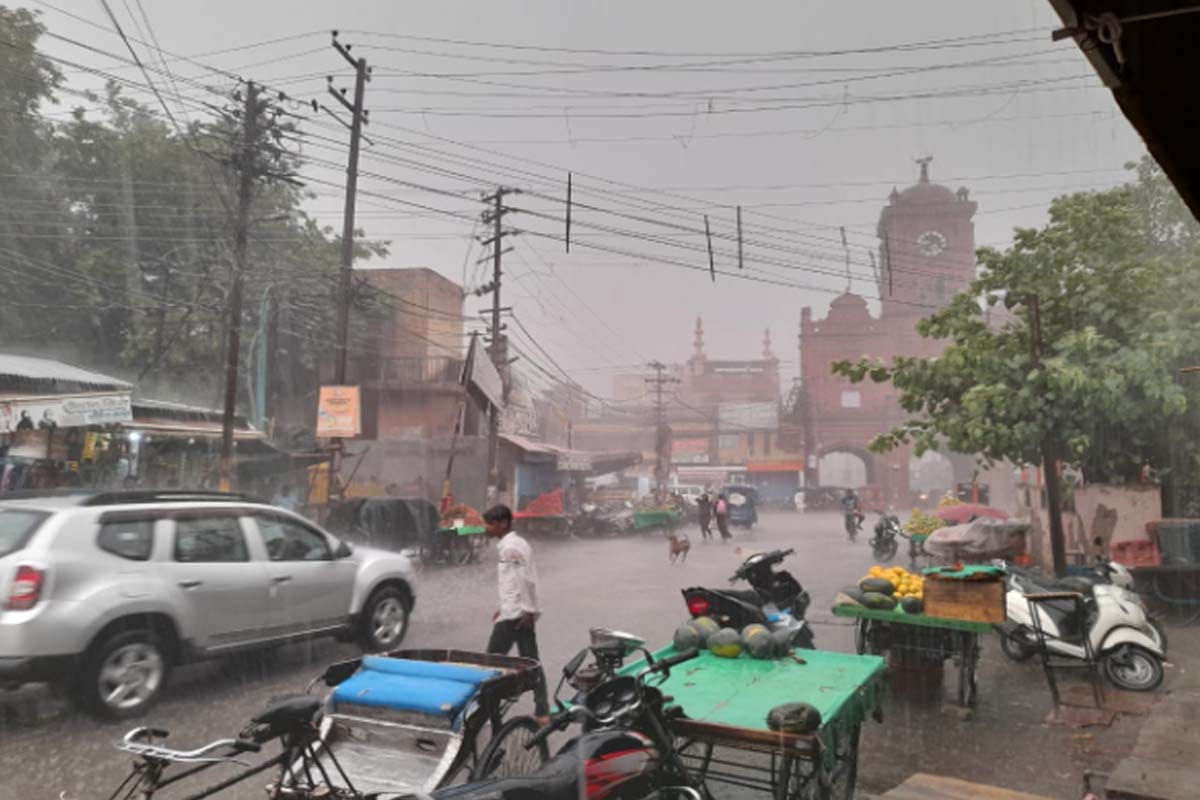 weather update: Rain with strong winds in western UP, city roads flooded