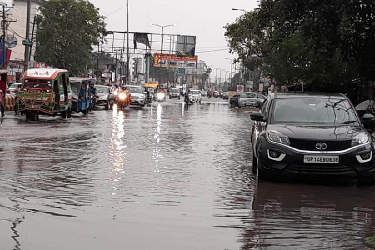 weather update: Rain with strong winds in western UP, city roads flooded