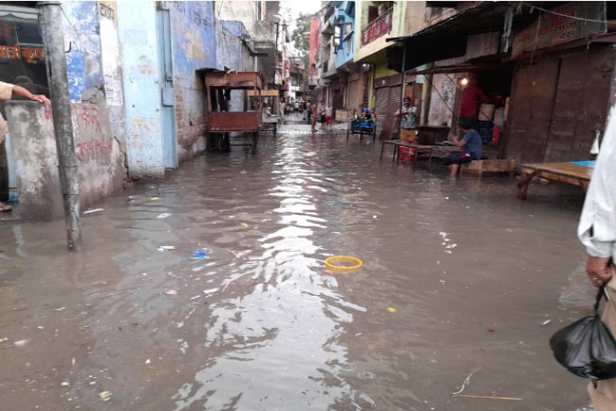 weather update: Rain with strong winds in western UP, city roads flooded