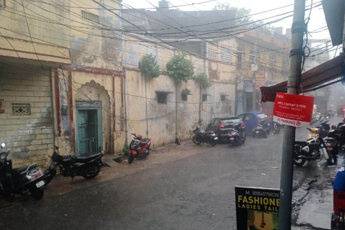weather update: Rain with strong winds in western UP, city roads flooded