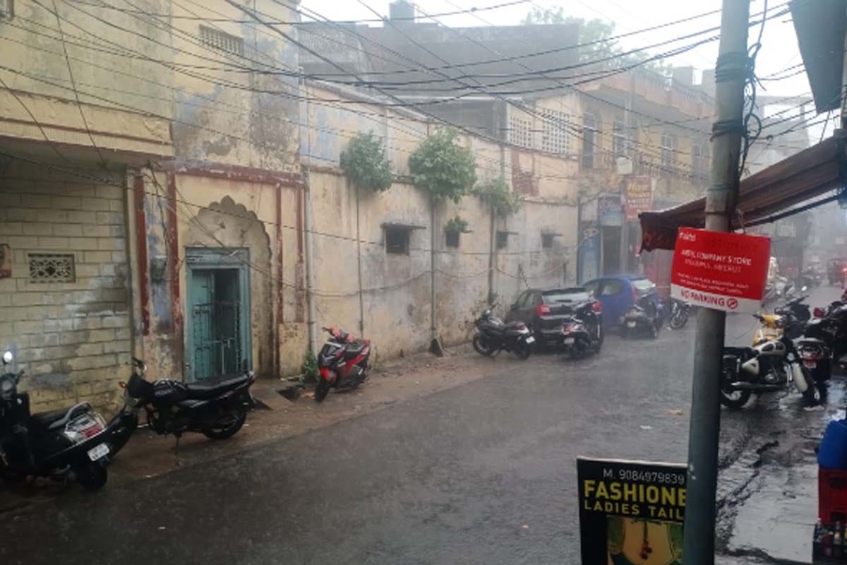 weather update: Rain with strong winds in western UP, city roads flooded