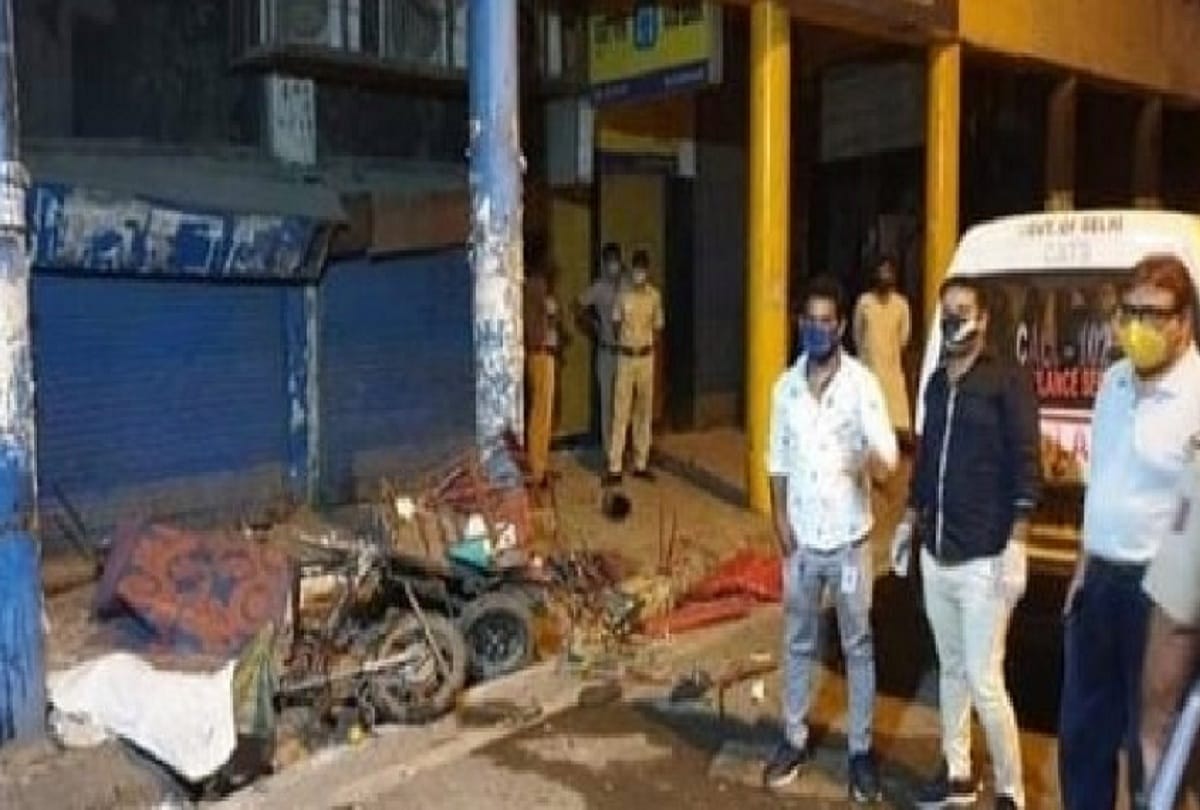 Car driver collides with e-rickshaw in delhi woman and driver killed