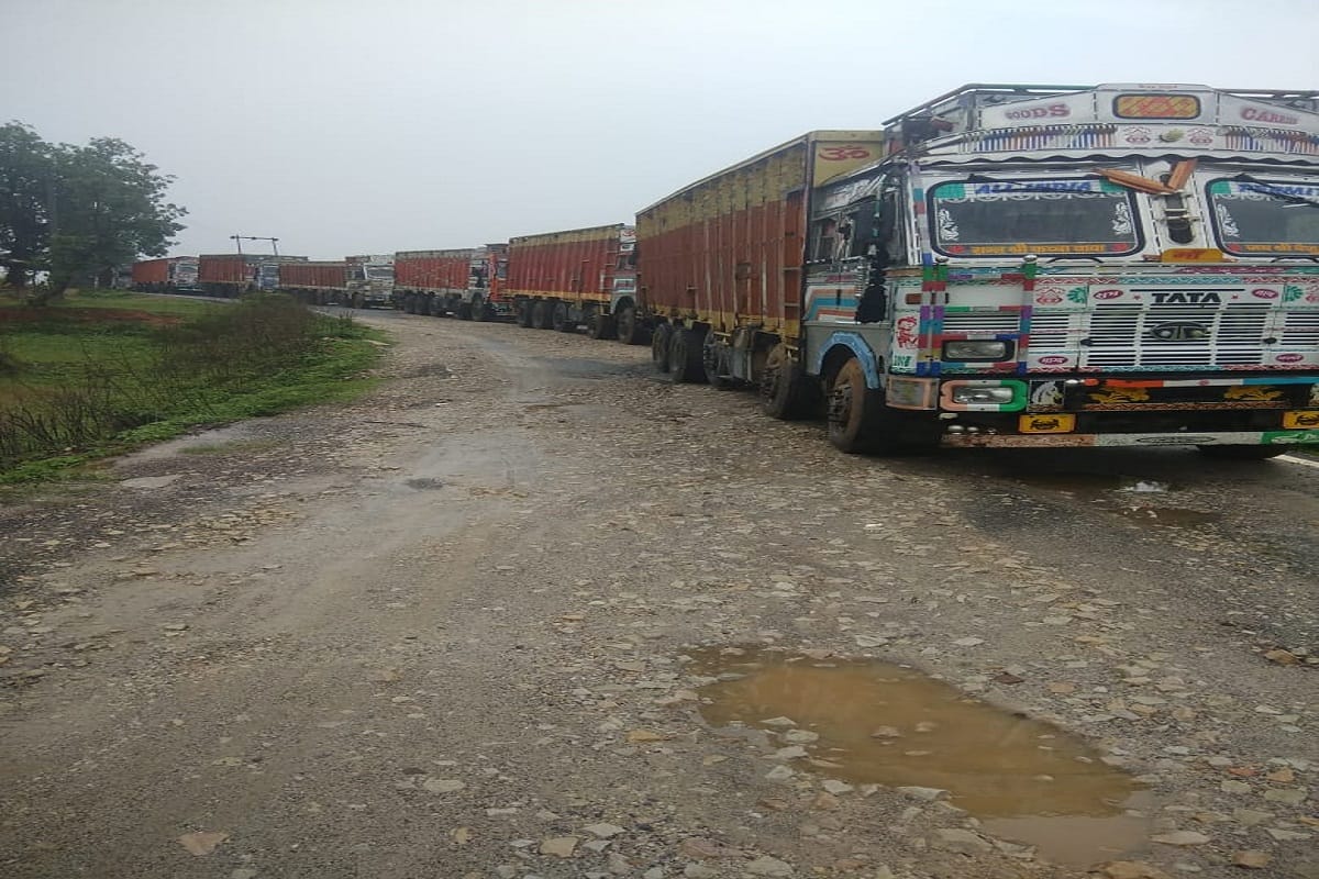 Accident in Sonbhadra: Man dies after being crushed by a sand laden truck