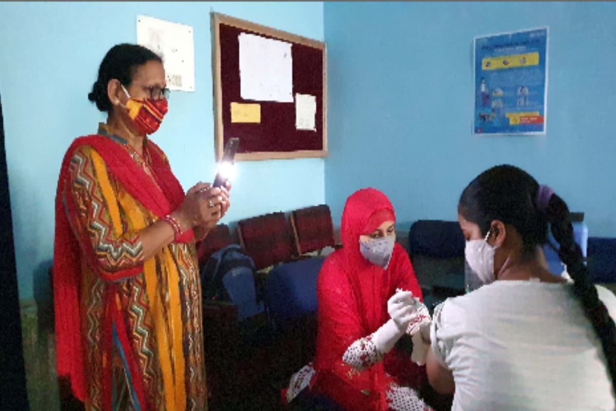 Shamli: Vaccine installed by lighting mobile torch, power supply stopped due to cable blowing in CHC