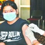 टीकाकरण: कोरोना की वैक्सीन लगवाती महिला