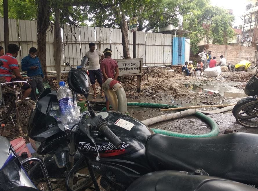 Varanasi Municipal Corporation cleared sewer flowing on bismillah khan house road