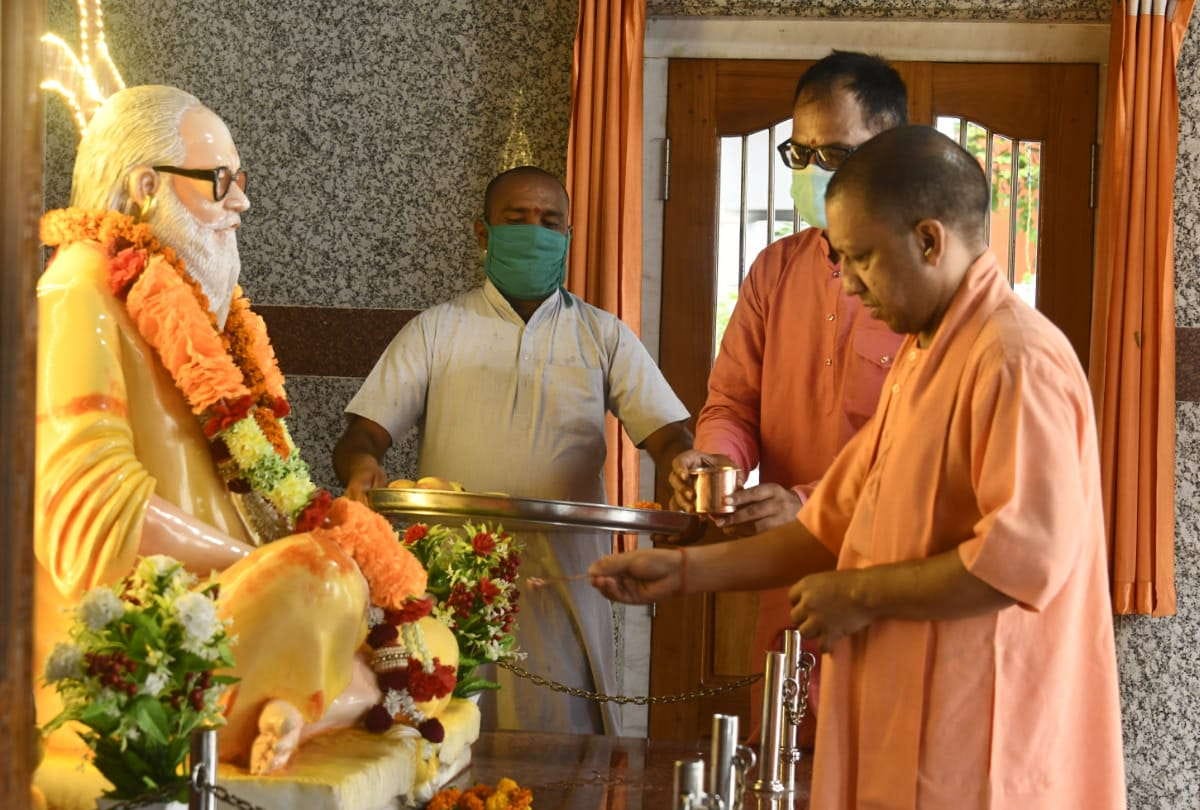 CM Yogi Adityanath visited Janta darbar in Gorakhnath temple at gorakhpur