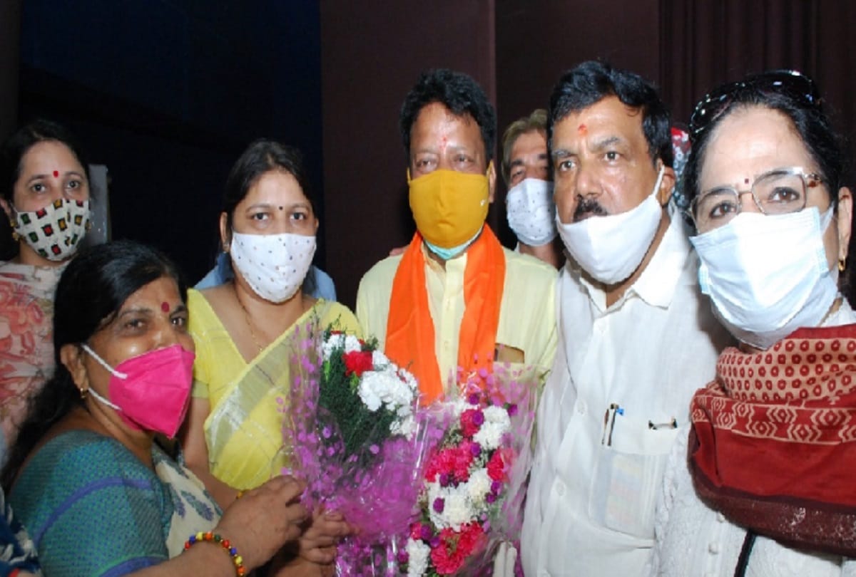 new mayor and deputy mayor elected for all three municipal corporations in delhi