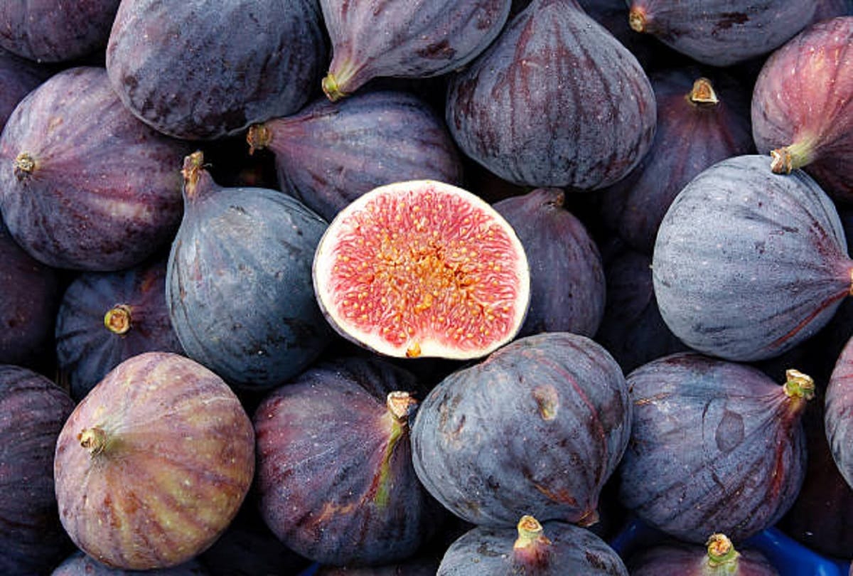 health benefits of black foods including blackberry fruit and black grapes