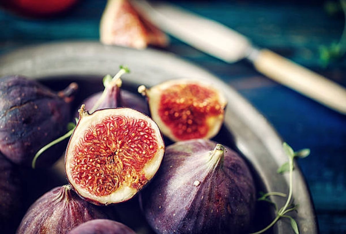 health benefits of black foods including blackberry fruit and black grapes