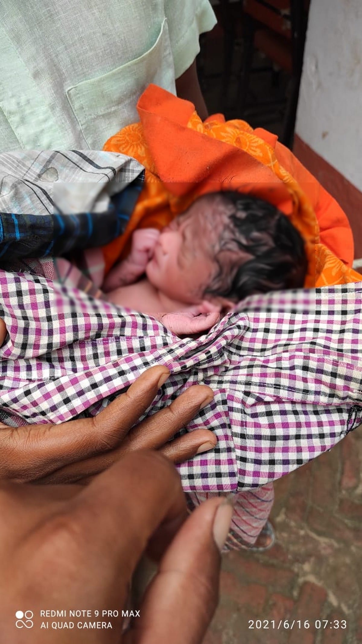 Child found continuously in ghazipur one more baby girl found another baby found in azamgarh